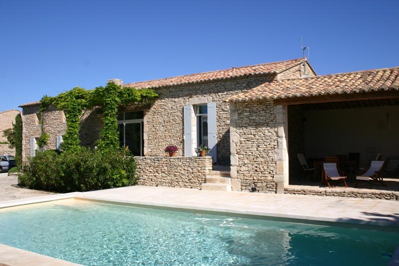 Luberon, maison à proximité de Gordes en pierre avec piscine